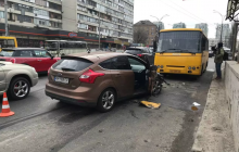 В Киеве маршрутка столкнулась с грузовиком и легковушкой (фото, видео)