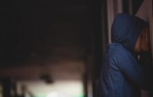Кричала, таскала за волосы: закарпатская учительница агрессивно "воспитывала" мальчика на уроке (видео)
