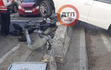 В Киеве авто на скорости сбило велосипедиста и застряло на отбойнике (фото)