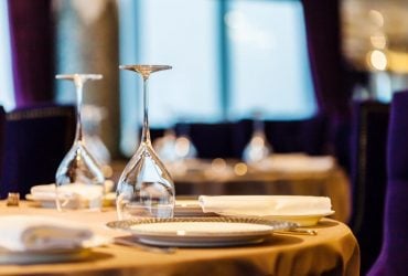 Циничный скандал в Чехии: официант включил гимн РФ украинской беженке (видео)