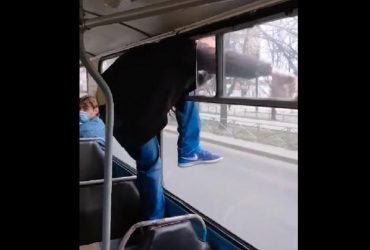 У Черкасах пасажир втік через вікно тролейбуса, щоб не платити за проїзд (відео)