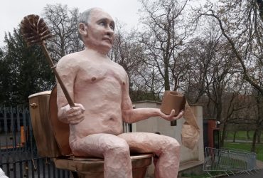Голый Путин на золотом унитазе: в Чехии устроили необычную акцию (фото)