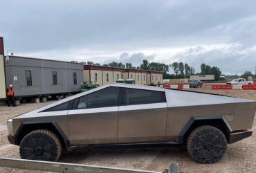 Ілон Маск приїхав на завод у Техасі на пікапі Tesla Cybertruck (фото, відео)