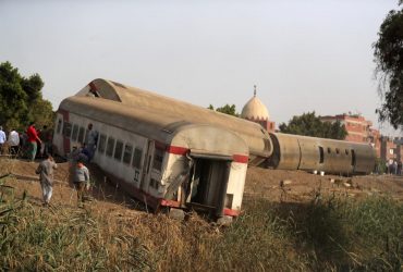 Поезд сошел с рельсов в Египте: несколько десятков человек погибли