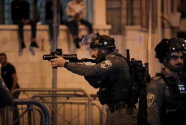 Second night of clashes between police and Palestinians in Jerusalem