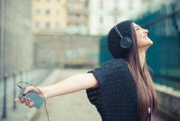 Ученые рассказали, какую музыку полезно слушать на работе
