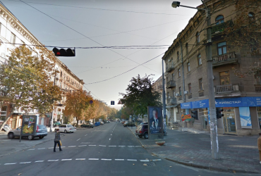 В историческом центре Одессы карниз дома обрушился на прохожего