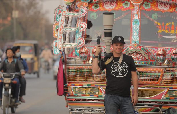 У новому випуску "Світ навиворіт. Пакистан" Дмитро Комаров показав Кашмір та магічний діючий вулкан (відео)