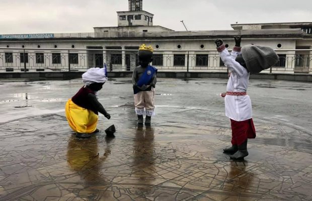 Аладдін і Русалонька: скульптури дітей на Поштовій площі стали казковими героями