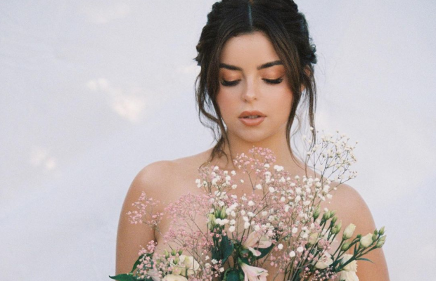 Модель с пышными формами Деми Роуз вылезла на стол, чтобы почистить апельсин