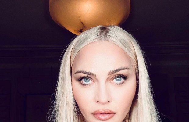 Мадонна сделала селфи с обнаженной грудью