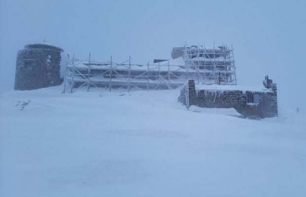 Зима не відступає: у Карпатах сніжить, температура впала до -13° (фото)