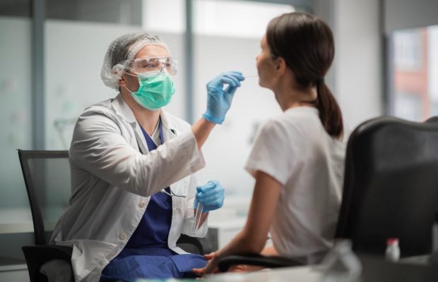 В Австрії ввели обов'язкові тести на COVID-19 для відвідувачів магазинів (відео)