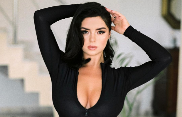 Популярна модель блиснула пишними сідницями на водному мотоциклі