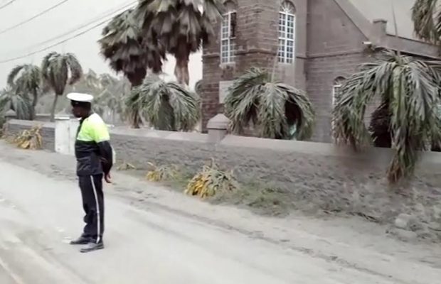 "Багато попелу, важко дихати": на Карибських островах вивергається вулкан (фото)