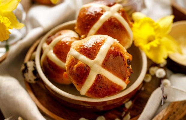 Пухкі англійські хрестові булочки: як приготувати ніжну й ароматну випічку
