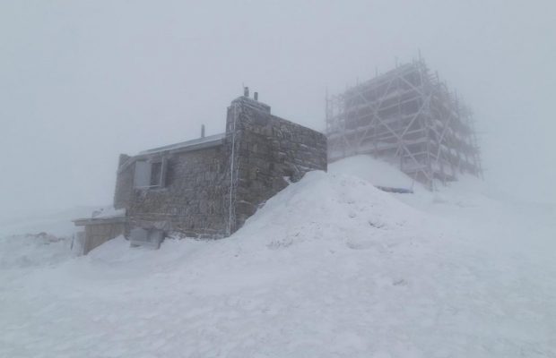 Карпати знову засипає снігом, температура впала до -2° (фото)