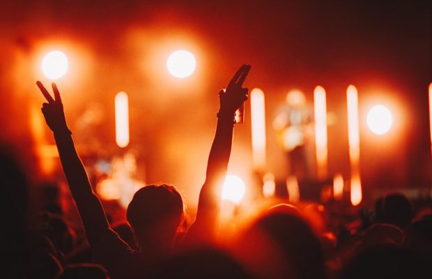 В Україні планують пом’якшити карантин для концертів, фестивалів та туризму влітку