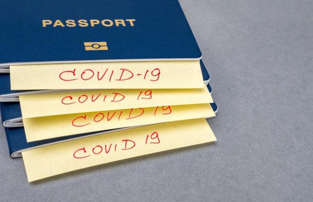 Перша країна в ЄС запускає COVID-паспорти для поїздок