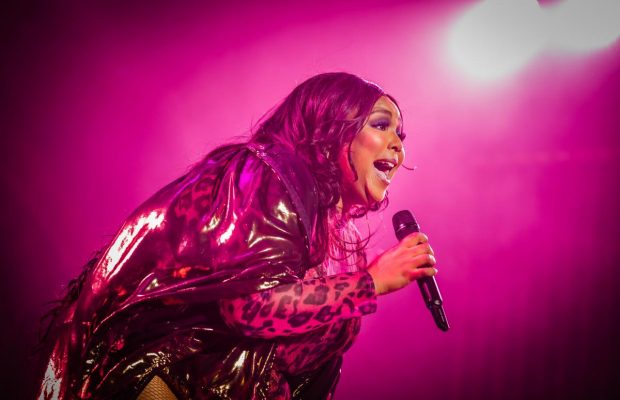 "Будем откровенны": певица Lizzo показала обнаженное тело без фотошопа (фото)