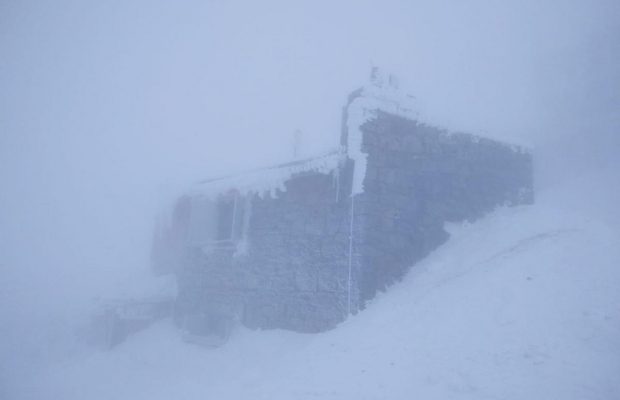 Зима не йде з Карпат: у горах триває мороз, видимості немає (фото)