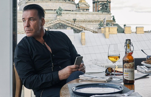 Тилль Линдеман спел советскую песню "Любимый город" на русском языке