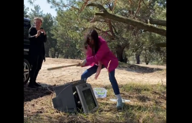 "Убери за собой": Jerry Heil на камеру разгромила телевизор в лесу и нарвалась на критику (видео)