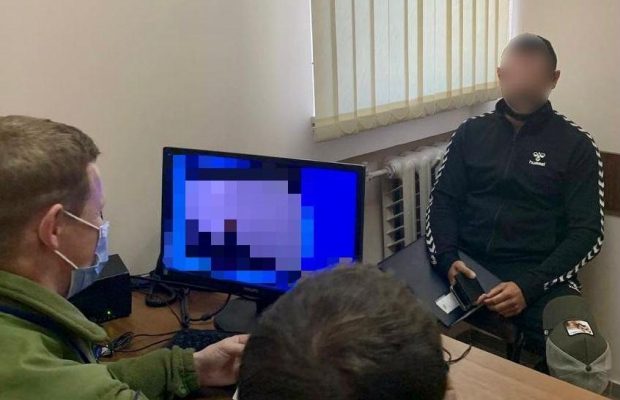 Известного российского блогера не пустили в Украину из-за поездки в оккупированный Крым