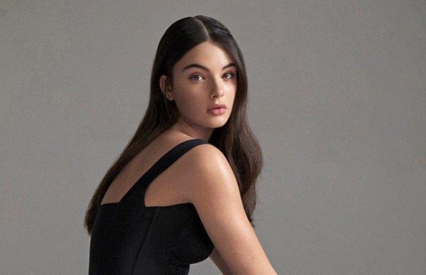 "Вся в маму": 16-летняя дочь Моники Белуччи снялась в рубашке на голое тело (фото)