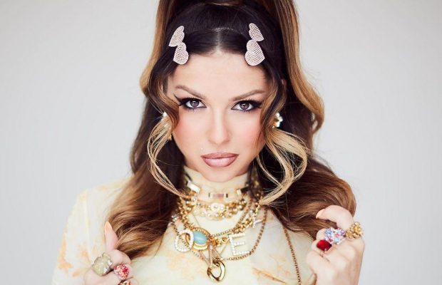 "Это съемки порнофильма?": российская певица в полупрозрачных шортах возмутила фанов