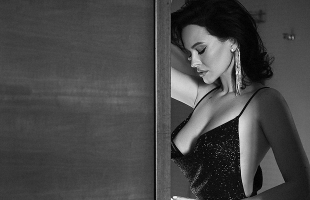 Зірка Playboy блиснула глибоким декольте в коктейльній сукні