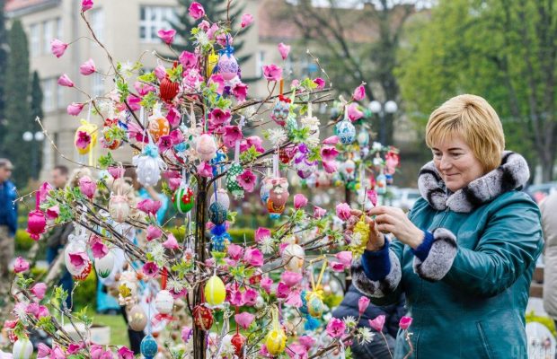 В Ужгороде стартовала экспозиция к Пасхе (фоторепортаж)