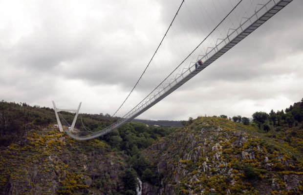 В Португалии открыли самый длинный в мире подвесной пешеходный мост (фоторепортаж)