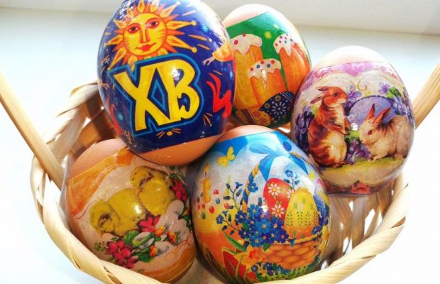 Как варить яйца в пленке на Пасху: простое декорирование к празднику