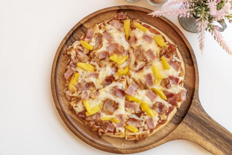 Пицца. Рецепт пиццы с курицей и ананасами