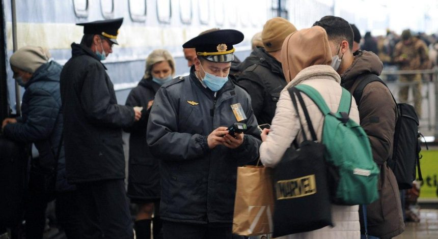 В "УЗ" уточнили, кого за новими правилами пускатимуть в потяги без COVID-сертифікатів