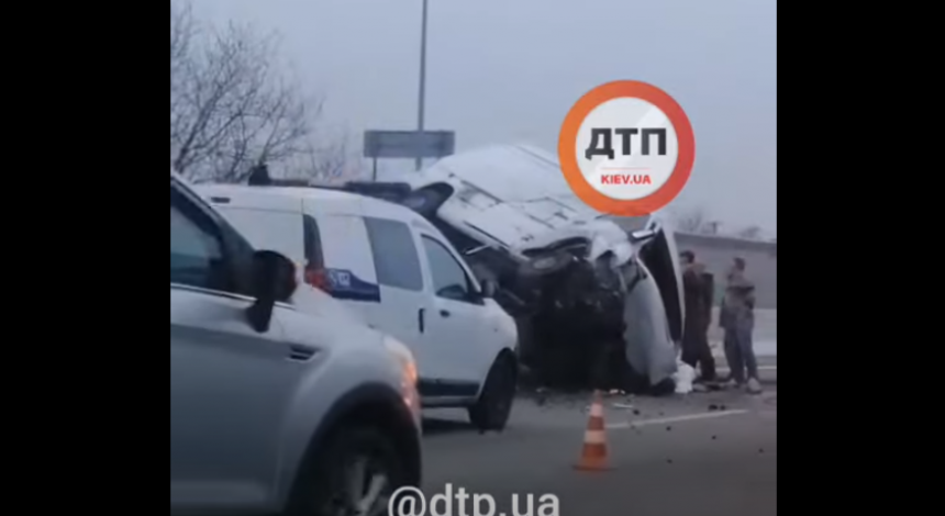 Под Киевом микроавтобус влетел в отбойник и перевернулся: водитель погиб (видео)