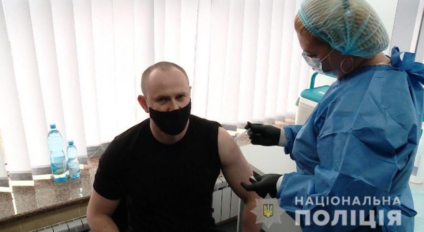 Первые 200 правоохранителей получили прививки от COVID-19