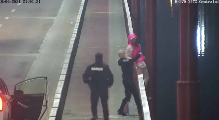 Хотіла стрибнути з мосту: у Дніпрі на відео потрапив порятунок дівчини
