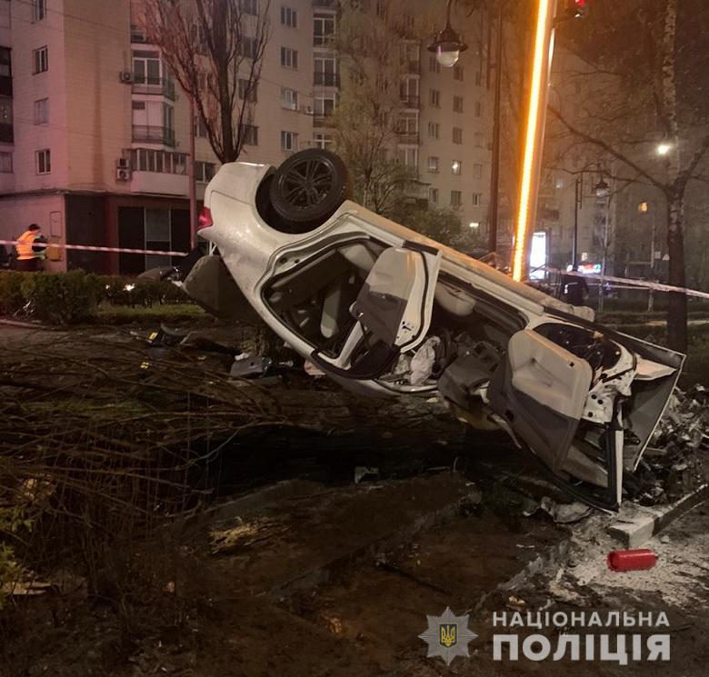 Водитель и еще одна 19-летняя пассажирка получили телесные повреждения / фото Нацполіція Водитель и еще одна 19-летняя пассажирка получили телесные повреждения / фото Нацполіція