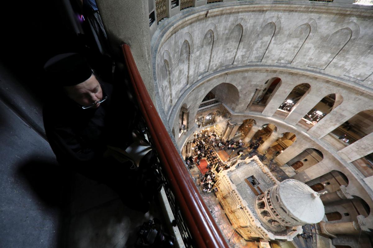 Верующие начинают собираться в Храме Гроба Господня / REUTERS