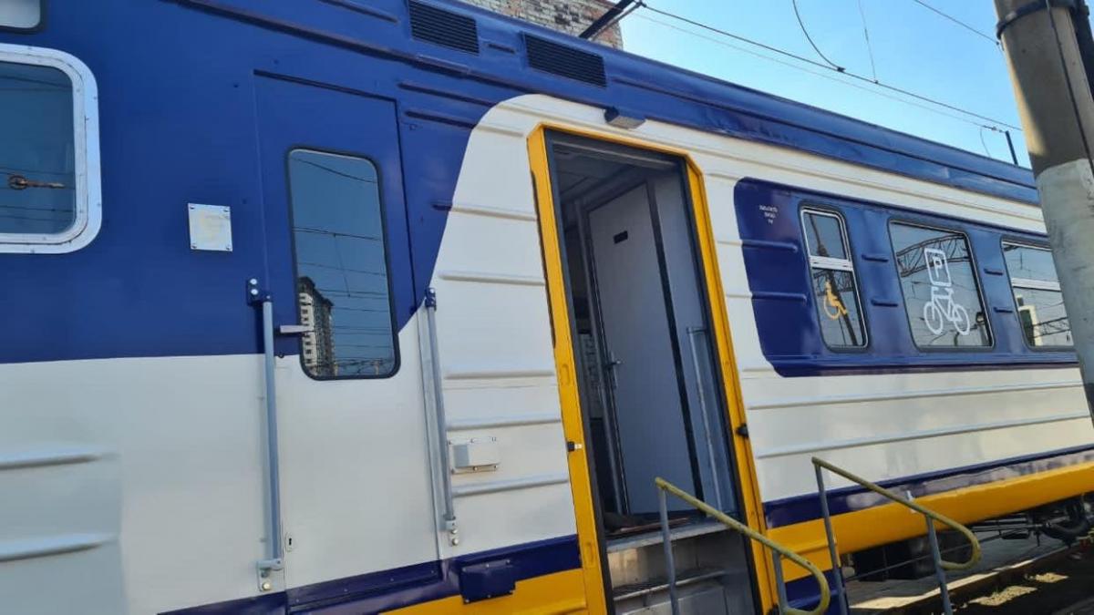 "Укрзалізниця" запускает пригородную электричку с вагонами для перевозки велосипедов / фото facebook.com/Ukrzaliznytsia "Укрзалізниця" запускает пригородную электричку с вагонами для перевозки велосипедов / фото facebook.com/Ukrzaliznytsia