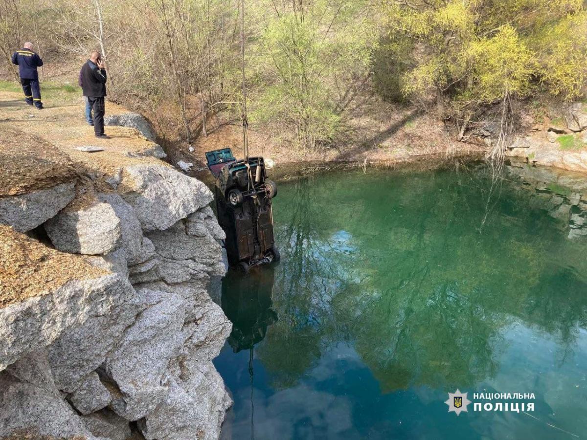 Машину у водоймищі знайшов місцевий житель / фото Національної поліції Машину у водоймищі знайшов місцевий житель / фото Національної поліції
