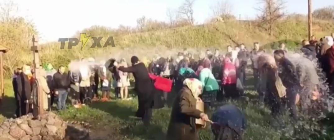 "Освячення" в одному з сіл Харківської області / скріншот "Освячення" в одному з сіл Харківської області / скріншот