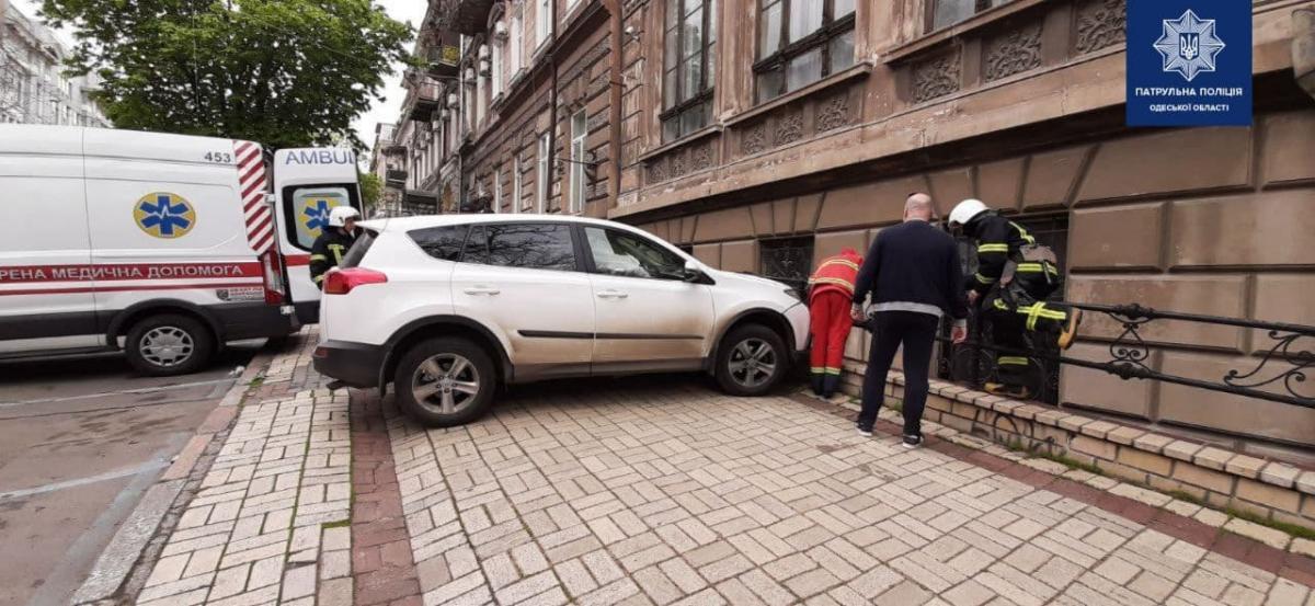 Для вилучення потерпілого викликали співробітників ДСНС / фото Патрульна поліція Для вилучення потерпілого викликали співробітників ДСНС / фото Патрульна поліція