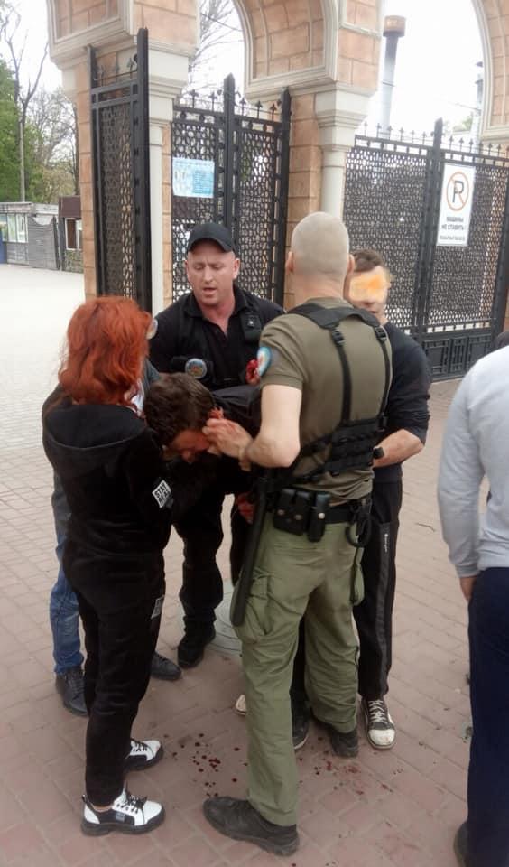 Група чоловіків влаштувала бійку в Преображенському парку / фото Департамент муніципальної безпеки Група чоловіків влаштувала бійку в Преображенському парку / фото Департамент муніципальної безпеки