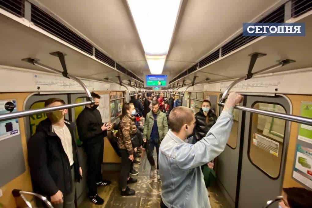 Маски носят не все / Фото: Дмитрий Гордийчук, "Сегодня" Маски носят не все / Фото: Дмитрий Гордийчук, "Сегодня"