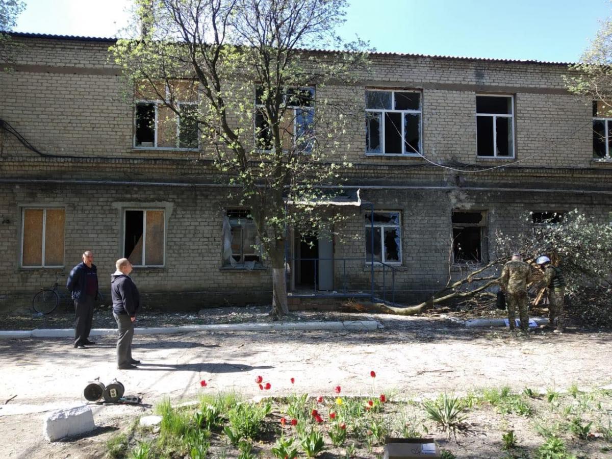 Бойовики обстріляли лікарню на Донбасі / фото ТСН Бойовики обстріляли лікарню на Донбасі / фото ТСН