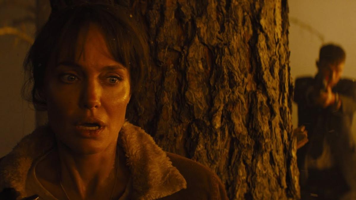 Анджеліна Джолі повернулася до ролі рятівниці / кадр з фільму «Ті, хто бажають моєї смерті»