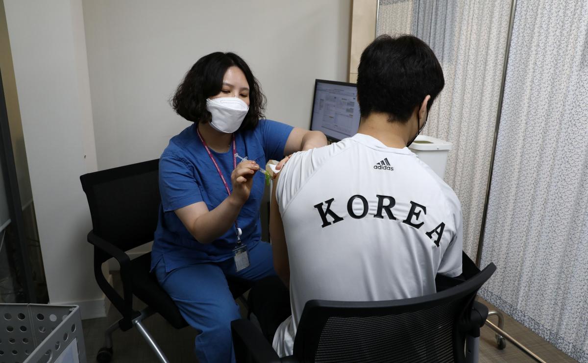 Корейского олимпийца вакцинируют Pfizer / фото REUTERS0